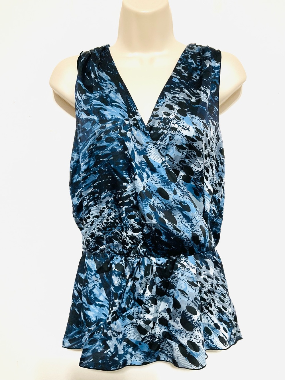 Jennifer Lopez size small front cross sleeveless blouse peplum hem. Blue pleated
